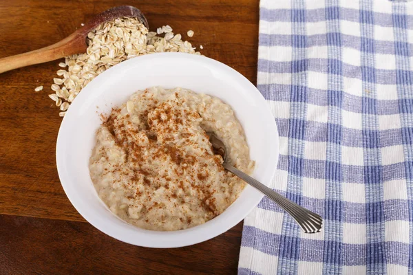 Ciotola di farina d'avena con cannella — Foto Stock