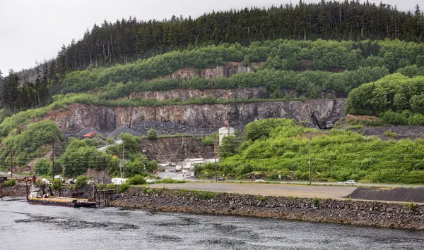 Tung industri på Alaskas kust — Stockfoto