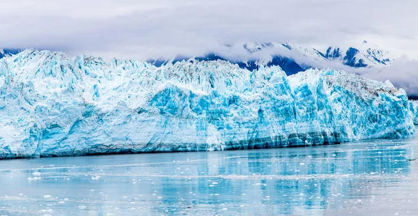 Glaciar Hubbard no dia nebuloso — Fotografia de Stock