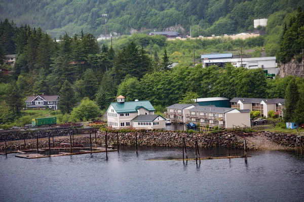 Kleines wohngebiet an der alaskan-küste — Stockfoto