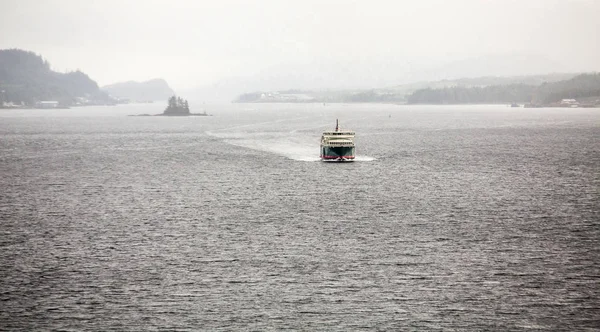Traghetti che attraversano la nebbia dell'Alaska — Foto Stock