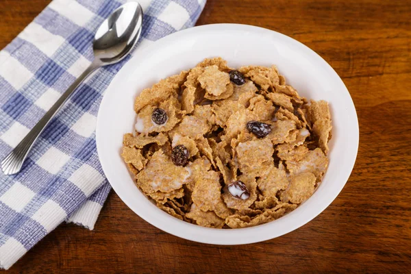 Rozijn en zemelen Flake ontbijtgranen met melk — Stockfoto