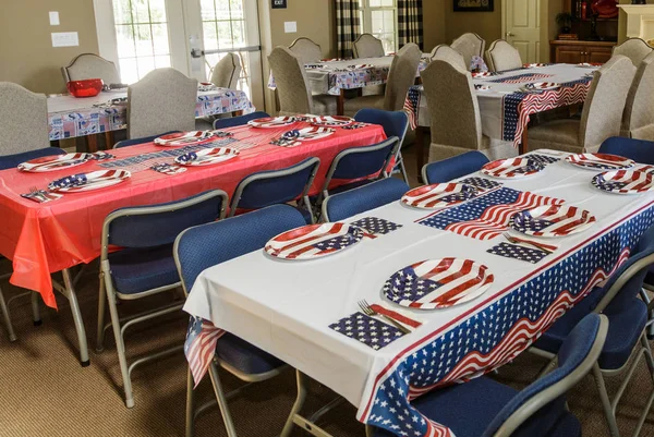 Mesas preparadas para la celebración navideña americana — Foto de Stock