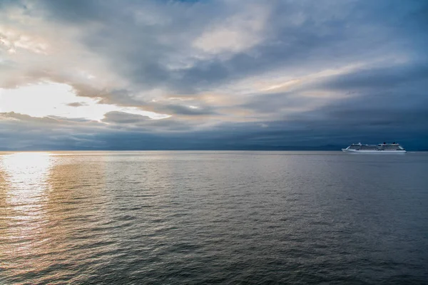 Kryssningsfartyg på Alaskan Horisont — Stockfoto