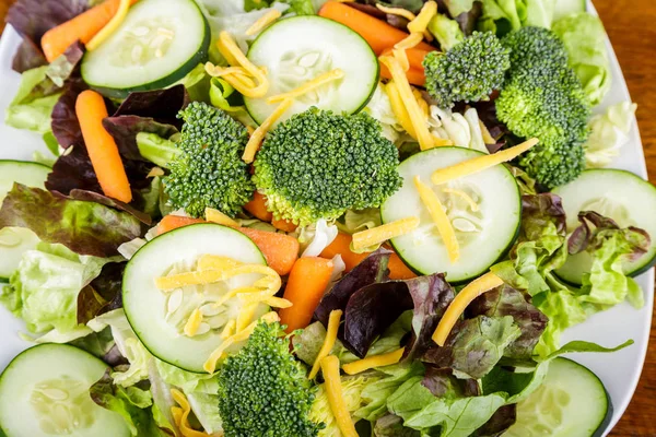 Fleurs de brocoli sur salade crue — Photo