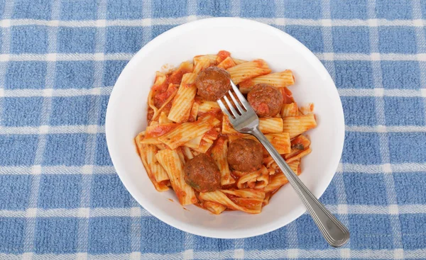 Köttbulle på gaffel i Penne Pasta — Stockfoto