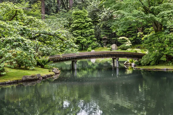 Japon bahçe ahşap köprü — Stok fotoğraf