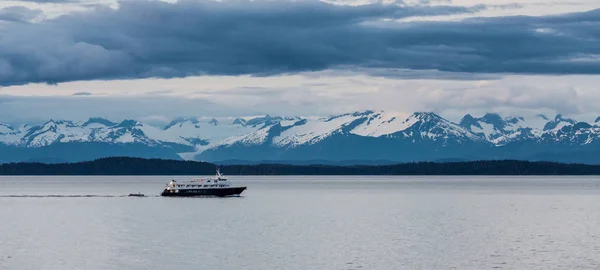 Alaskan fähre vorbei an bergen — Stockfoto
