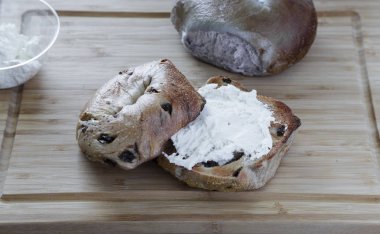 İki simit ve krem peynir