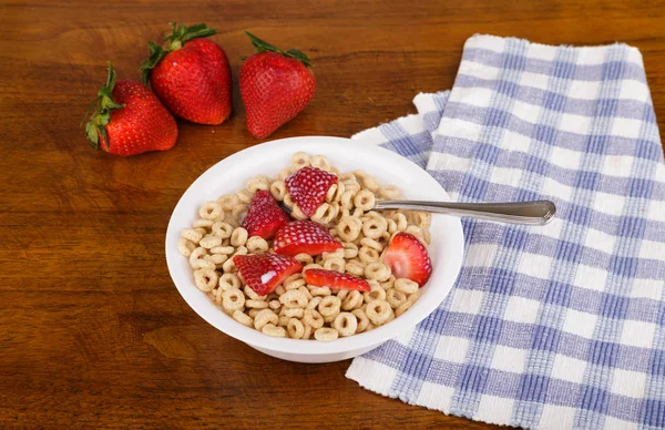 Löffel in frischen Erdbeeren auf Haferflocken mit Milch — Stockfoto