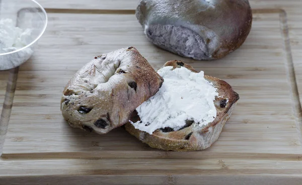 İki simit ve krem peynir