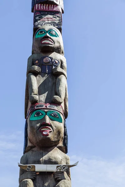 Totems mit grünen Augen — Stockfoto