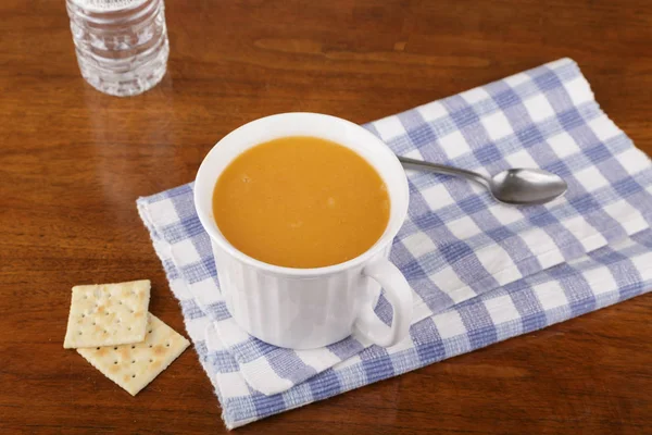Bean soep in de mok met crackers — Stockfoto