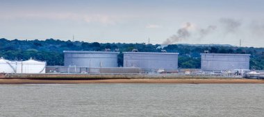 Gibralter sahil üzerinde petrol tankları