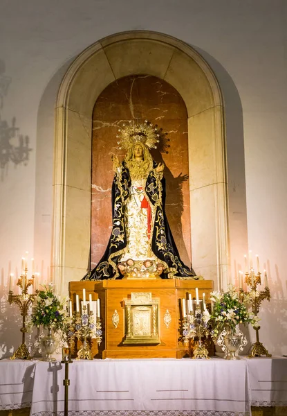 Madonna en el altar católico — Foto de Stock