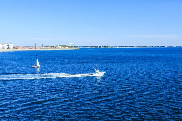 Visserij en zeilboten verlaten van de haven van Boston — Stockfoto