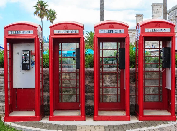 Quatro cabines telefônicas vermelhas — Fotografia de Stock