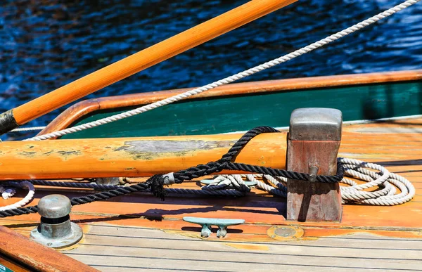 Rigging dettagliato su barca a vela in legno — Foto Stock