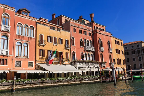 Coloridos Hoteles Viejos a lo largo del Gran Canal —  Fotos de Stock