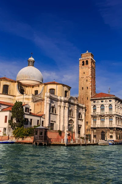 Église sur le canal de Venise — Photo