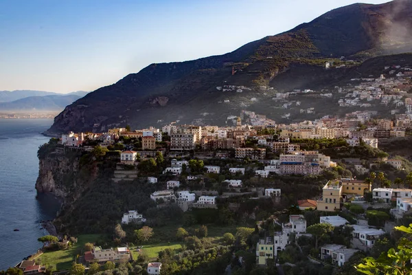 Een mistige heuvel op de kust van Amalfi — Stockfoto