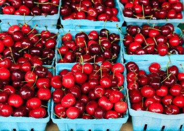 Kırmızı Kiraz mavi sepetleri