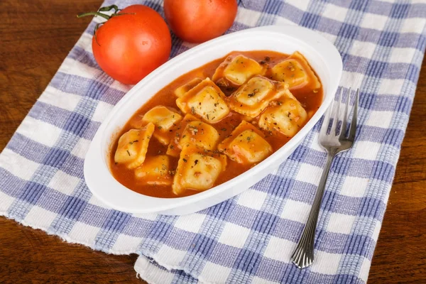Ravioli i tomatsås — Stockfoto
