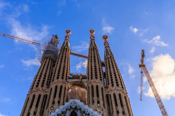 Крани над Sagrada Familia — стокове фото