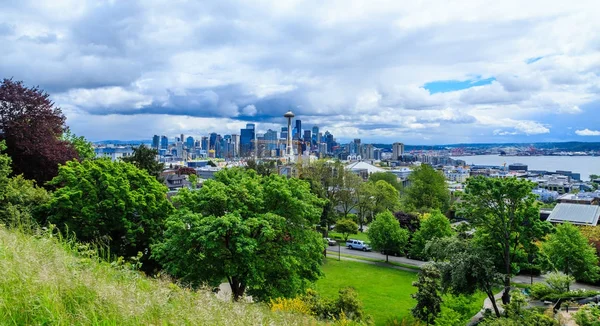 Downtown Seattle Queen Anne Tepesi'nden görünümünü bulutlu gün — Stok fotoğraf