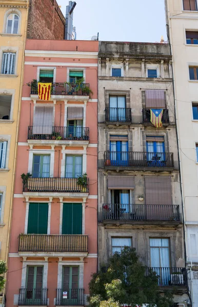 Catalaans en Estelada vlaggen op gebouw — Stockfoto