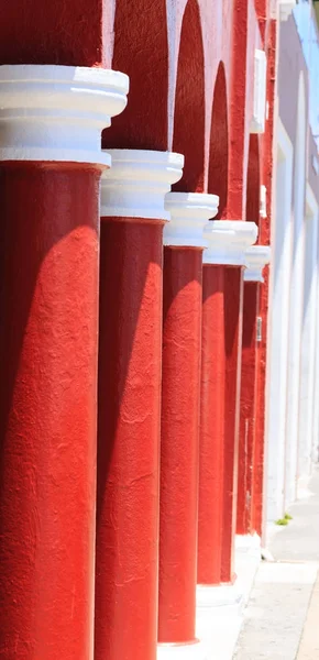 Columnas rojas y blancas — Foto de Stock