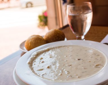 Deniz tarağı çorbası pencere ışık kase