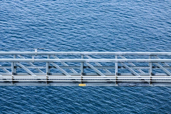 Ponte in acciaio attraverso l'acqua blu — Foto Stock