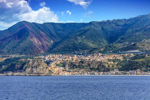 Küste Italiens von der Straße von Messina — Stockfoto