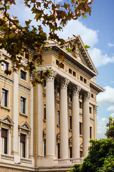 Edifício Columned em Barcelona — Fotografia de Stock