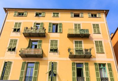 Sarı sıva üzerine yeşil Trim