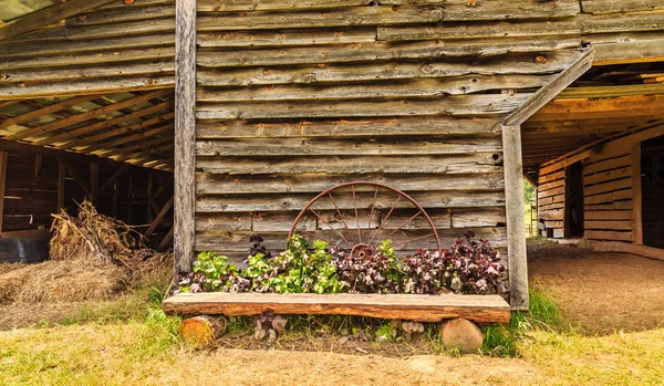 Oude bank en Rusty wiel — Stockfoto