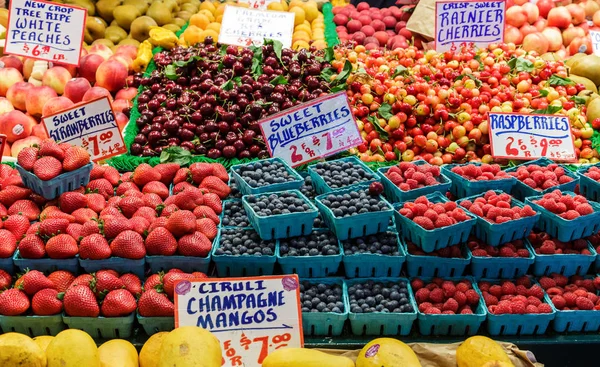 Berries and Cherries in Market — Stock Photo, Image