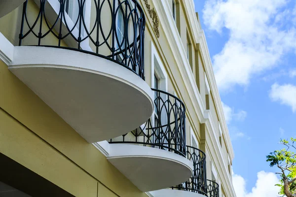 Runda balkonger från nedan — Stockfoto