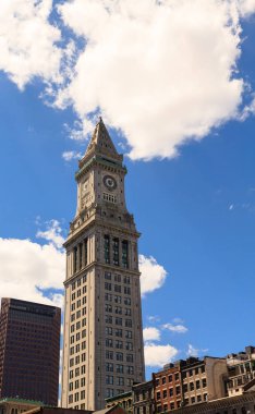 Boston saat kulesinin bulutlu gökyüzü altında