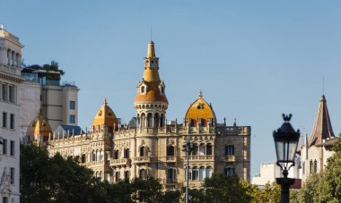 Barcelona binasında renkli kiremit