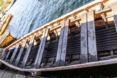 Eski bir kayık aşağı bakıyor