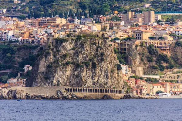 Rotsachtige kust in de straat van Messina — Stockfoto