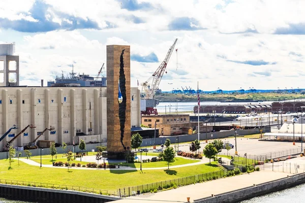 Slza devět jedenáct památník v Bayonne. — Stock fotografie