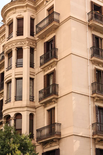 Kunstvolle balkone und erker auf barcelona hotel — Stockfoto