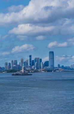 Jersey City arka planda ile Özgürlük heykeli