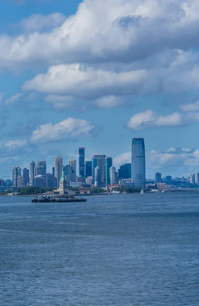 Statue of Liberty with Jersey City in Background — Stock Photo, Image
