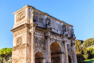 Arch Konstantin güzel mavi gökyüzü altında