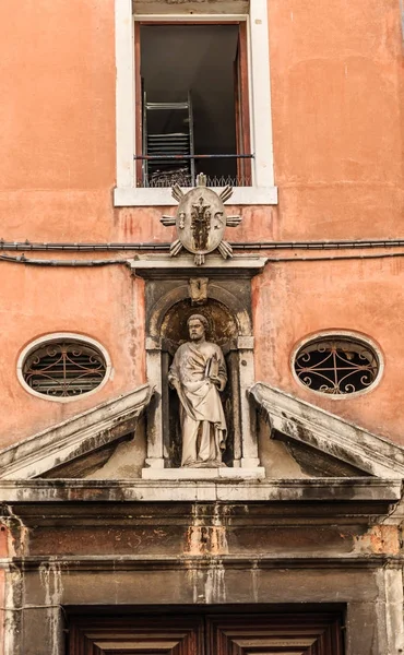 Oude standbeeld in alkoof in Venetië — Stockfoto