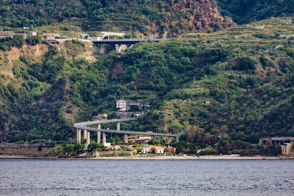 Straße biegt hinunter zur italienischen Küste — Stockfoto